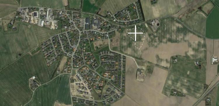 Luftfoto af Virring med hvidt plus i det område, hvor den nye daginstitution bliver placeret.